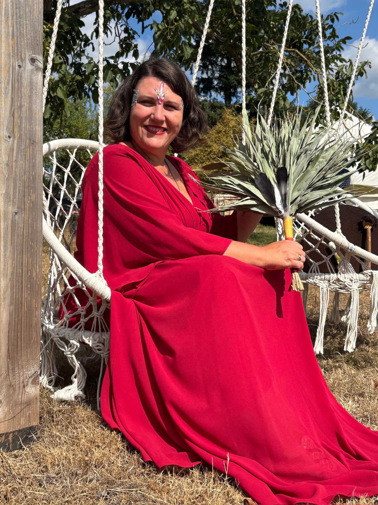 Émilie Damien, en robe rouge lors d'un cercle