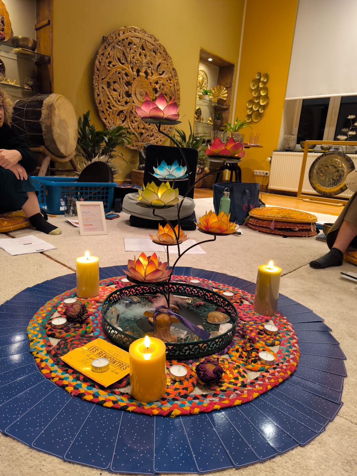 Autel d'un cercle : bougies, fleurs de lotus et oracle